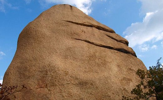 王子が岳にあるニコニコ岩