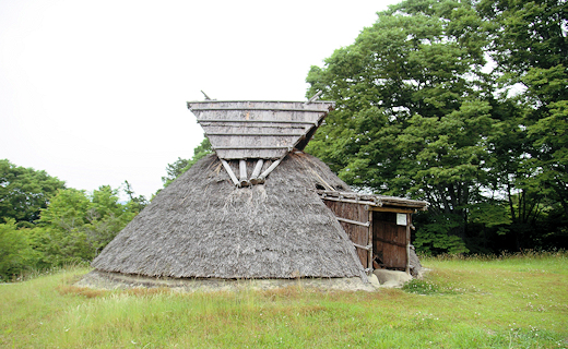 沼に再現された弥生時代の住居跡