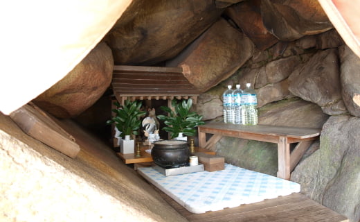 穴場稲荷・岩屋の中