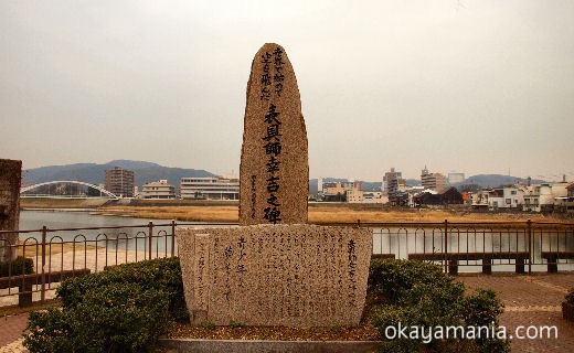 旭川沿いの記念碑