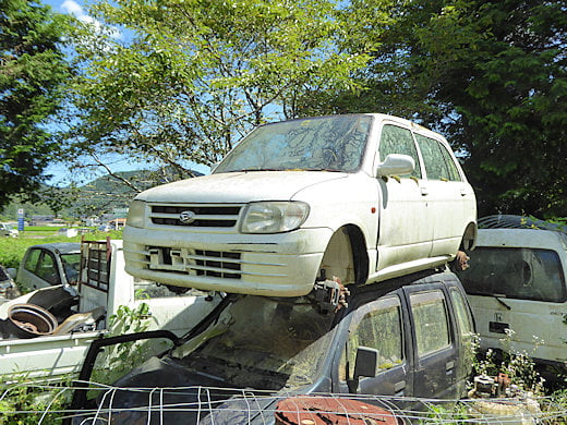 積み重ねられた草ヒロ