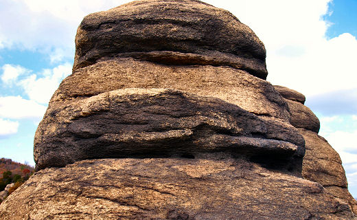 これが、ニコニコ岩！