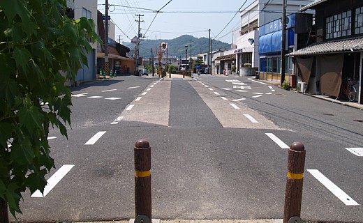 道路に残る線路跡