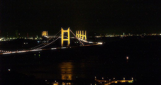 ライトアップされた瀬戸大橋
