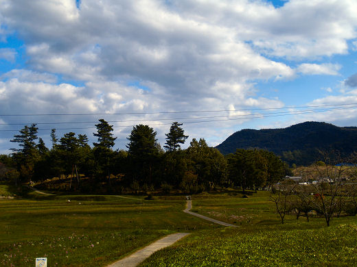 こうもり塚古墳、遠景