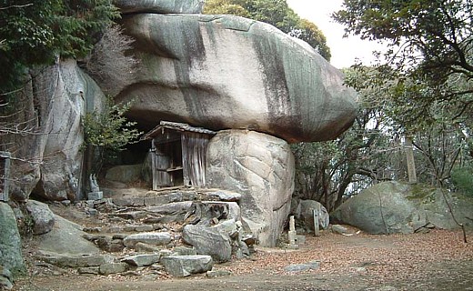 鬼の差し上げ岩 魎呼の祠 天地無用 魎皇鬼の聖地巡礼 岡山の街角から