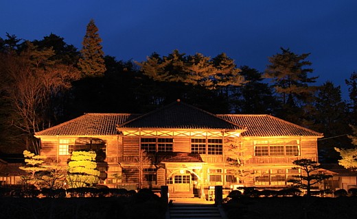 旧吹屋小学校校舎の夜景。木造校舎が黄金に輝いて見えます。