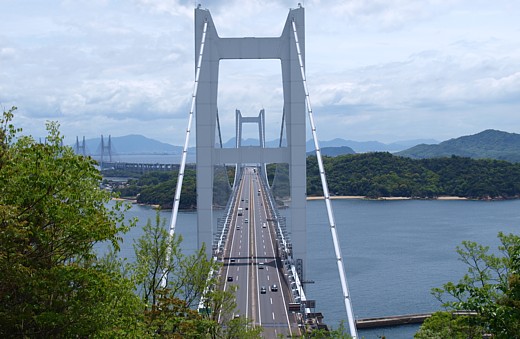 鷲羽山の東屋から見た瀬戸大橋
