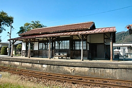 美作滝尾駅・ホーム
