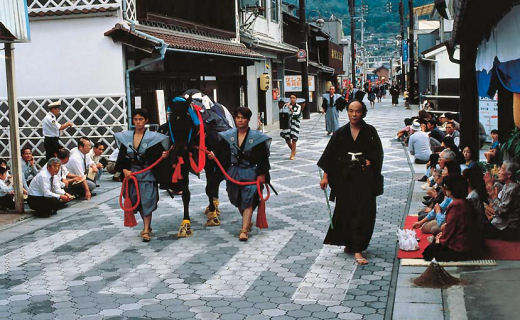 船川八幡宮の土下座祭りの様子
