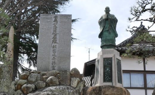 境内にある日蓮聖人の像
