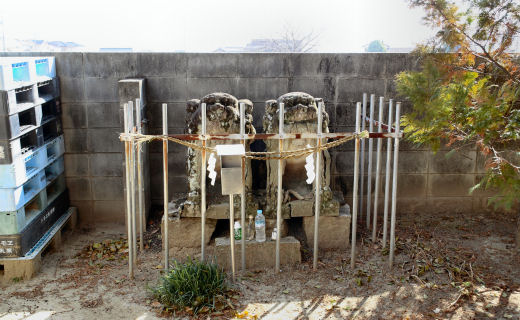 檻に入った狛犬