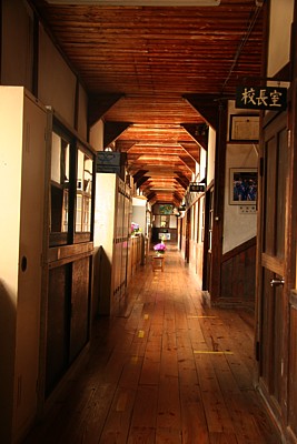 真鍋中学校の校舎内