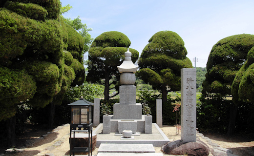 自刃の供養塔