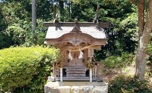 田原八幡神社内の護国宮