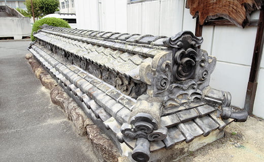 旧高月村役場の棟瓦